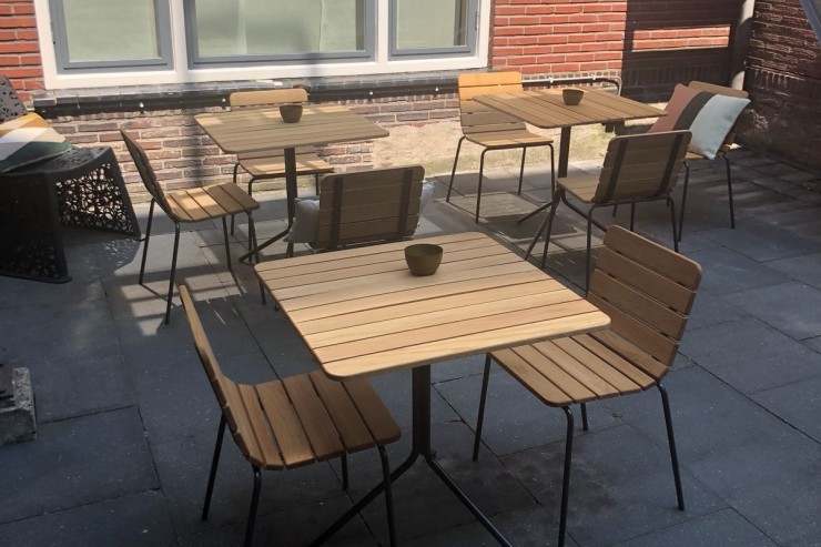 11th stoel met bijpassende 11th tafel voor op het terras 11th stoel met bijpassende 11th tafel voor op het terras
