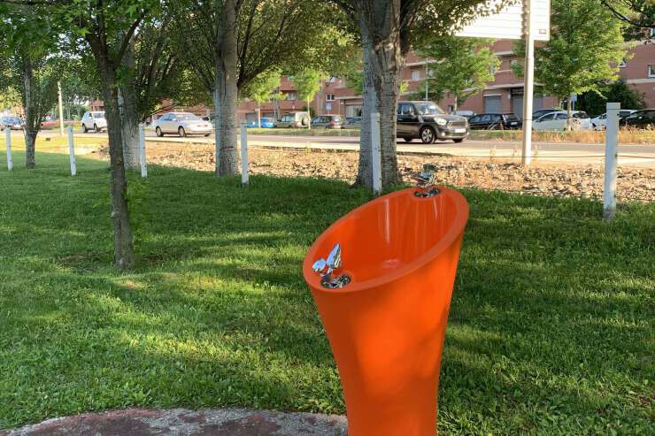 Drinkfontein met 2 roestvrijstalen kraantjes - in het park Drinkfontein met 2 roestvrijstalen kraantjes - in het park