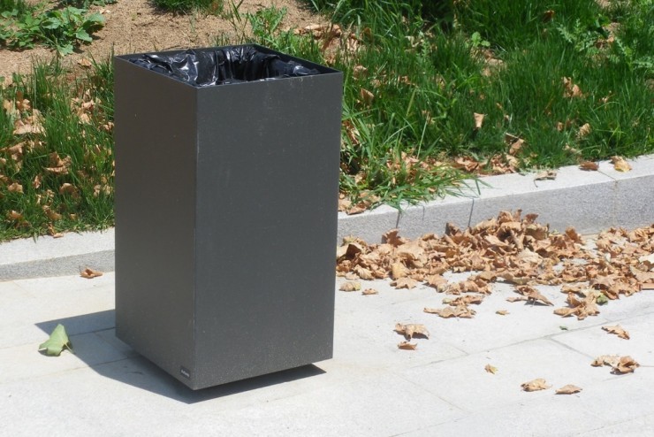 Alras M afvalbak is perfect voor buitenruimtes waaronder pleinen Alras M afvalbak is perfect voor buitenruimtes waaronder pleinen