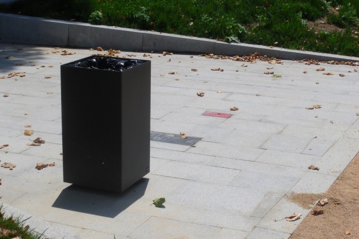 Alras M afvalbak - functionele bak met minimalistische lijnen Alras M afvalbak - functionele bak met minimalistische lijnen