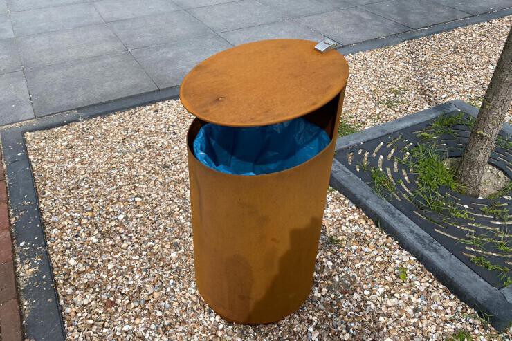 Tubo afvalbak afsluitbaar met automatisch slot en sleutel Tubo afvalbak afsluitbaar met automatisch slot en sleutel