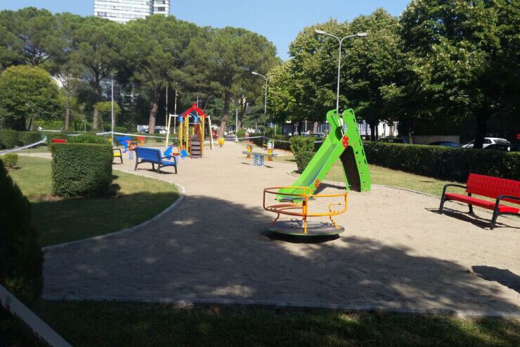 Bank Modo valt op in de speeltuin - verschillende kleuren Bank Modo valt op in de speeltuin - verschillende kleuren