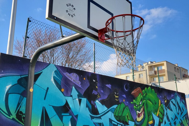 Basketbalpaal met rechthoekig achterbord op speelplek 