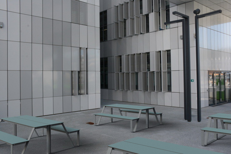 Bibi picknicktafels - blauw tafelblad en een frame van staal Bibi picknicktafels - blauw tafelblad en een frame van staal