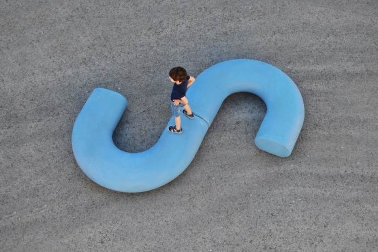 Caribou zitelement speciaal ontworpen voor schoolpleinen Caribou zitelement speciaal ontworpen voor schoolpleinen