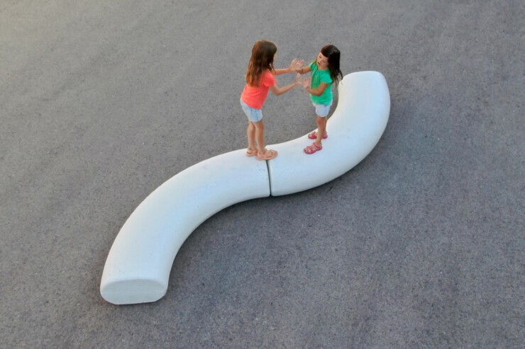 Caribou Arc - nodigt uit om te spelen, zitten en bewegen Caribou Arc - nodigt uit om te spelen, zitten en bewegen