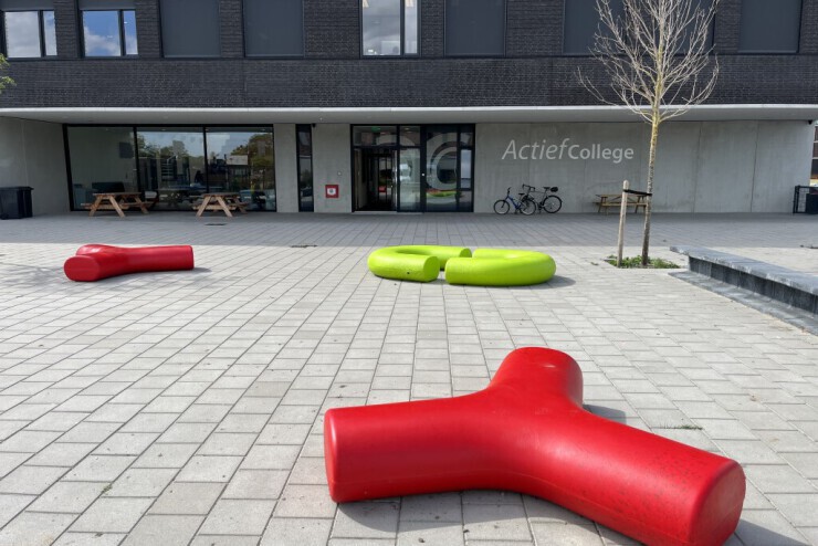 Caribou zitelementen in verschillende vormen en kleuren op het schoolplein Caribou zitelementen in verschillende vormen en kleuren op het schoolplein