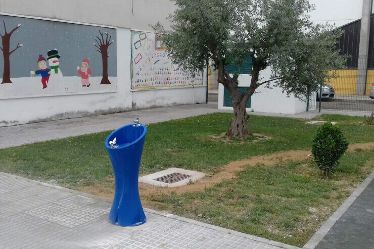 Blauwe drinkfontein Alvium voor op het schoolplein Blauwe drinkfontein Alvium voor op het schoolplein