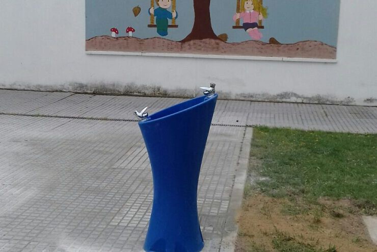 Met de blauwe waterfontein Alvium kunnen kinderen hun dorst lessen Met de blauwe waterfontein Alvium kunnen kinderen hun dorst lessen schoolplein