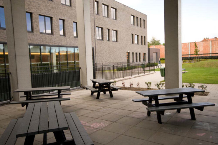 De E-Picknicktafel Eco is een stevige en onderhoudsvrije picknicktafel voor op het schoolplein