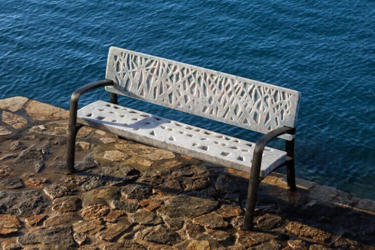 Bank gemaakt van plastic afval verzameld uit de zee