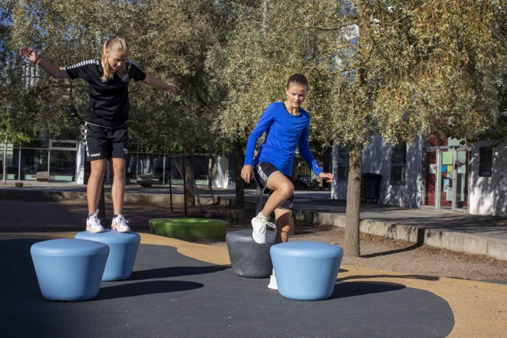 Loop Up zitelement ideaal voor schoolpleinen en parken Loop Up zitelement ideaal voor schoolpleinen en parken