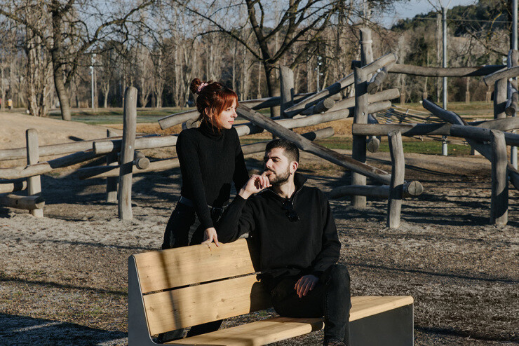 Hey bank - gemaakt van Noors dennenhout en roestvrij staal Hey bank - gemaakt van Noors dennenhout en roestvrij staal