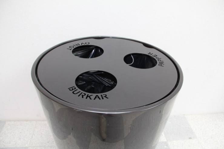 Hinken afvalbak - geschikt om afval te scheiden door meerdere openingen Hinken afvalbak - geschikt om afval te scheiden door meerdere openingen