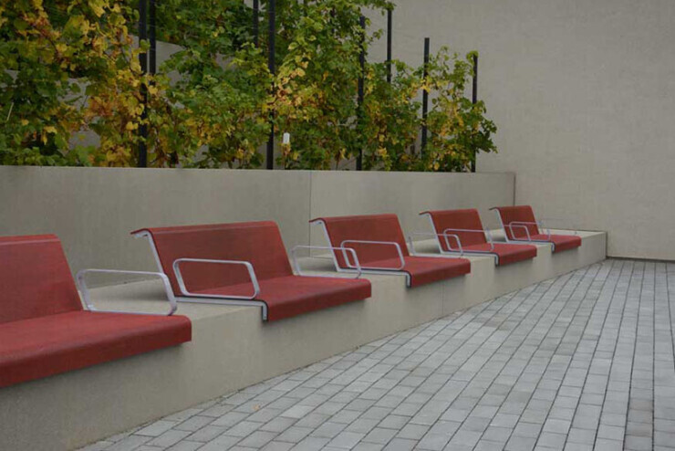 Il Posto stoelen en banken gemonteerd op een betonnen verhoging Il Posto stoelen en banken gemonteerd op een betonnen verhoging