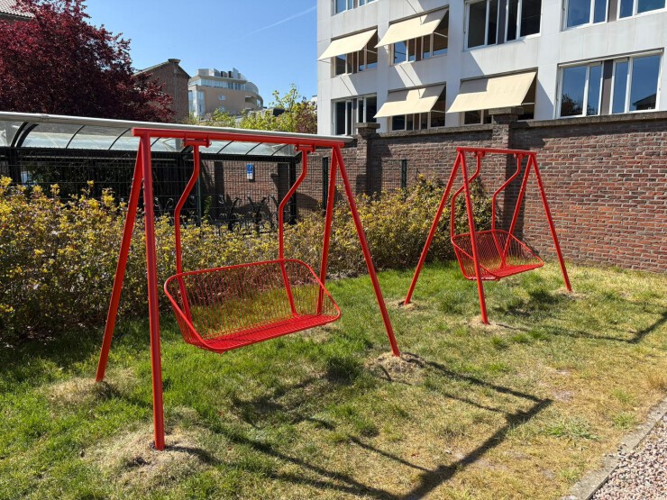 Korg swing sofa -schoolplein ROC Mondriaan Helenastraat Den Haag Korg swing sofa -schoolplein ROC Mondriaan Helenastraat Den Haag