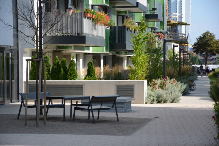 La Superfine tafel met bijpassende banken - gemaakt van HPL en gegalvaniseerd staal La Superfine tafel met bijpassende banken - gemaakt van HPL en gegalvaniseerd staal