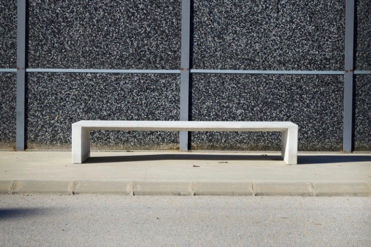 Lamina bank van beton kent een strak en modern design Lamina bank van beton kent een strak en modern design