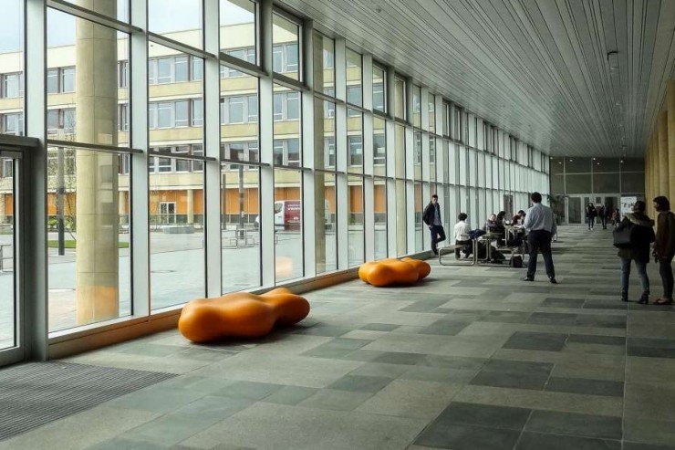 Lava bank in de vorm van een wolk - oranje voor bedrijf, kantoor of winkelcentrum Lava bank in de vorm van een wolk - oranje voor bedrijf, kantoor of winkelcentrum