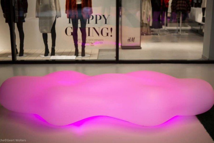 Lava bank in de vorm van een wolk - roze met verlichting Lava bank in de vorm van een wolk - roze met verlichting