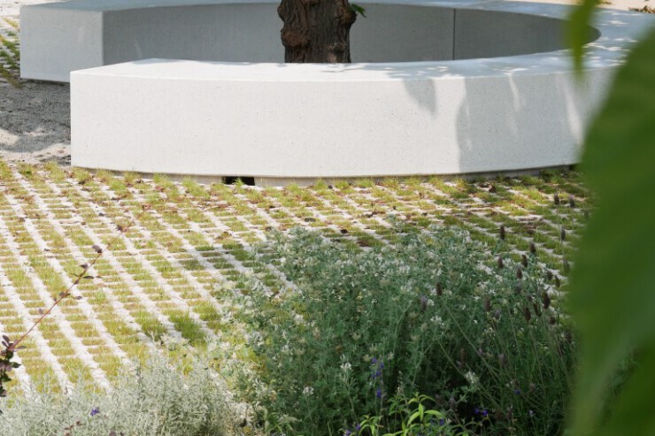 Log bank gemaakt van architectonisch beton, gezuurd en waterproof gemaakt Log bank gemaakt van architectonisch beton, gezuurd en waterproof gemaakt