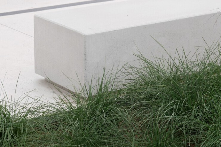 Log bank beton met subtiele uitsparing aan onderzijde Log bank beton met subtiele uitsparing aan onderzijde