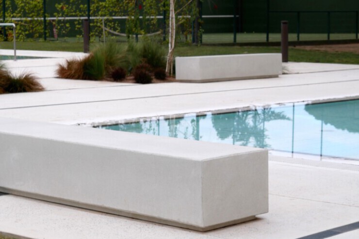 Log bank beton gaat naadloos op in de omgeving Log bank beton gaat naadloos op in de omgeving