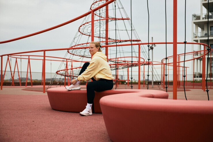 Loop Arc bank siert pleinen en parken in rood EcoMix