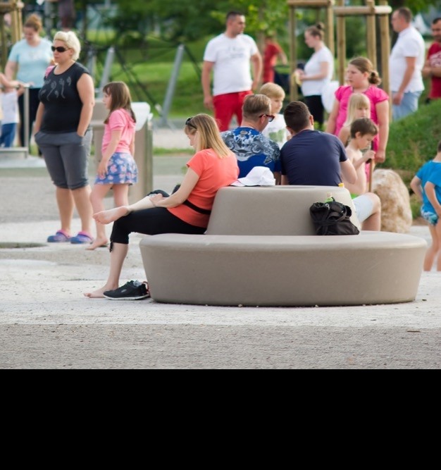 Loop Bank Rond met Rugleuning kent een kindvriendelijke uitstraling Loop Bank Rond met Rugleuning kent een kindvriendelijke uitstraling