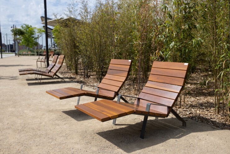 Loungestoel met voetenbank voor de openbare ruimte