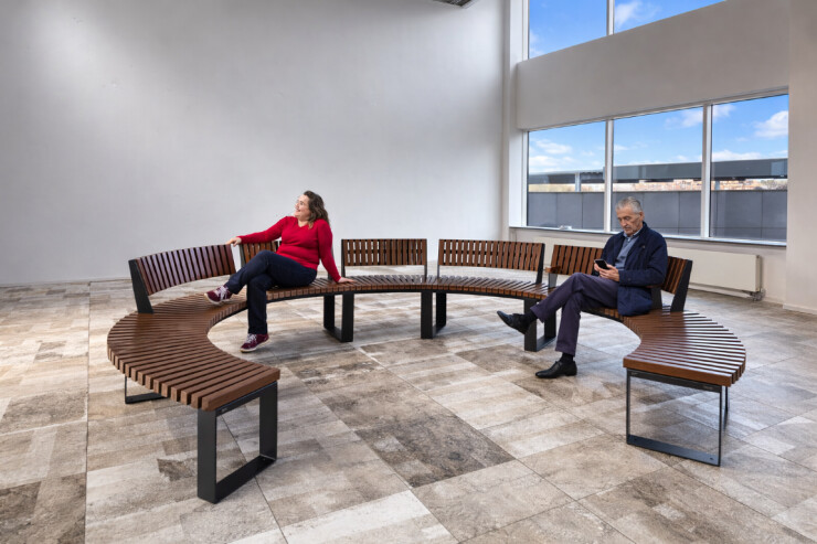 Malaga modulaire ronde bank - uitgevoerd in hout-kunststofcomposiet Malaga modulaire ronde bank - uitgevoerd in hout-kunststofcomposiet