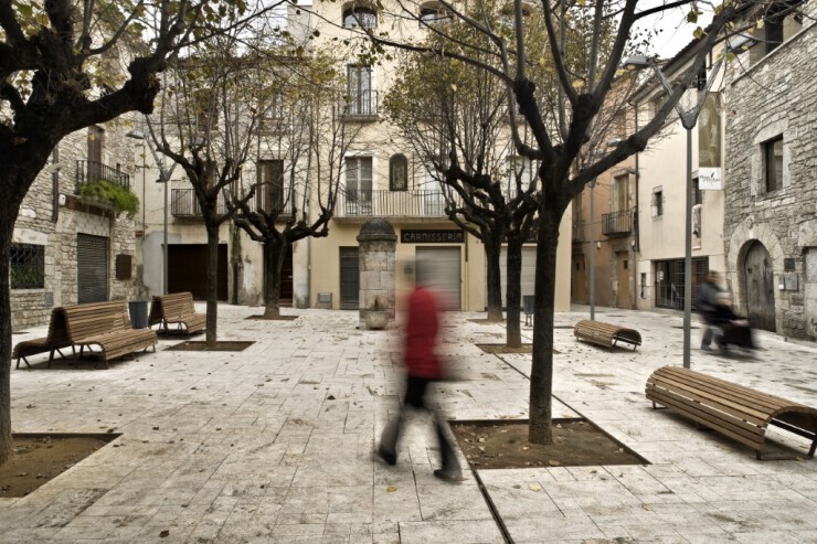 de Maki bank is gemaakt van duurzaam hout de Maki bank is gemaakt van duurzaam hout