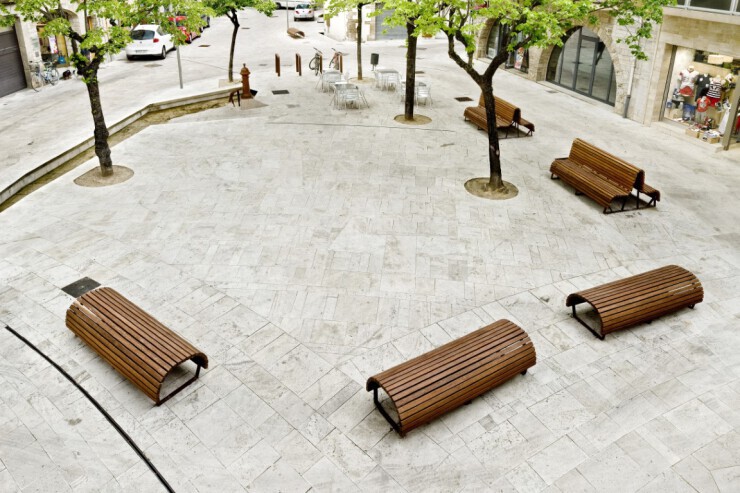 de Maki bank past perfect op pleinen en in parken de Maki bank past perfect op pleinen en in parken