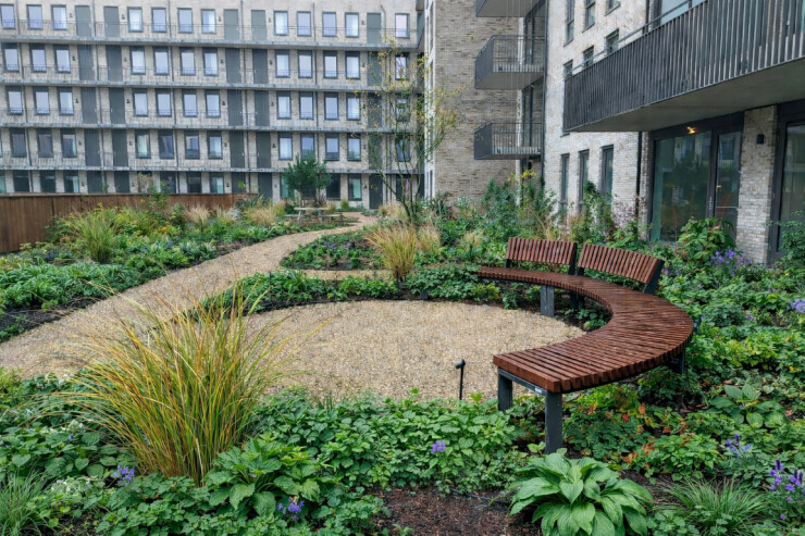 Ronde malaga bank in groene daktuin Ronde malaga bank in groene daktuin