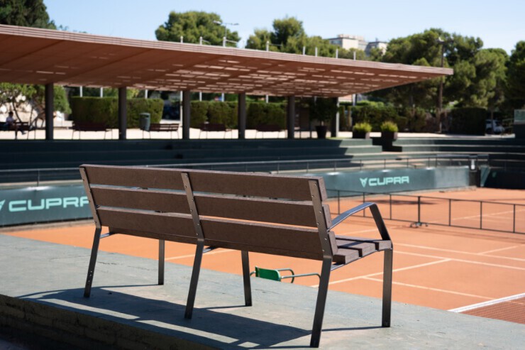 Modo bank bij de tennisbaan, gemaakt van 100% gerecycled kunststof