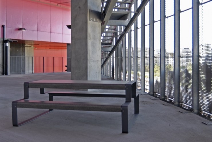 Outline picknicktafel is sterk en zeer onderhoudsvriendelijk Outline picknicktafel is sterk en zeer onderhoudsvriendelijk