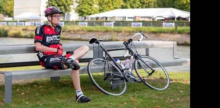 Outline picknicktafel om tot rust te komen Outline picknicktafel om tot rust te komen