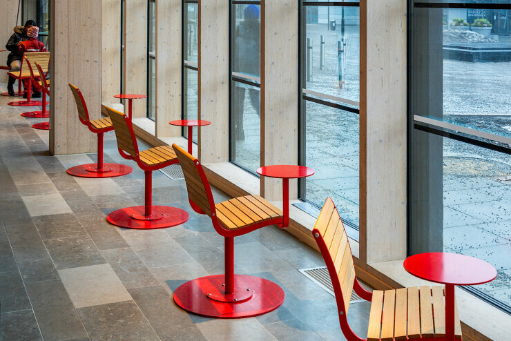 Parco stoel met bijzettafel - toegepast op scholen, bibliotheken en in bedrijfsgebouwen