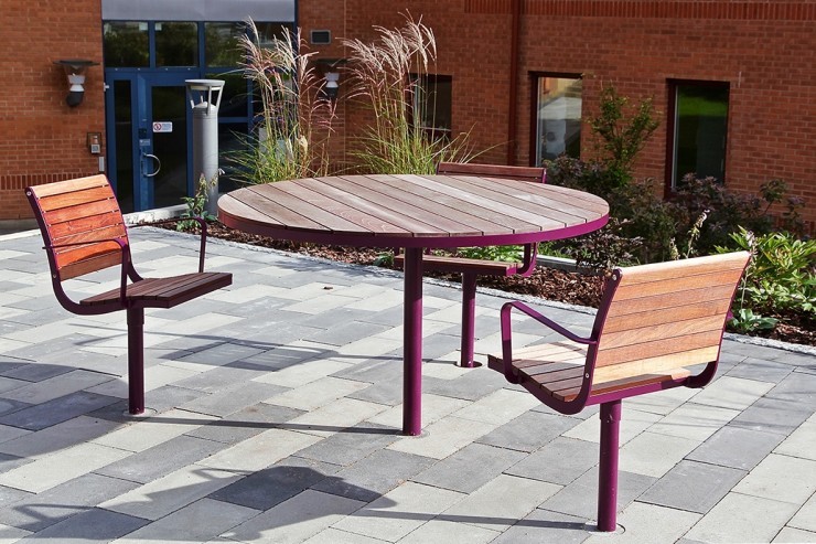 Parco tafel geschikt voor binnen- en buitenplaatsen van kantoren Parco tafel geschikt voor binnen- en buitenplaatsen van kantoren