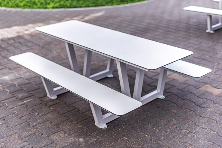 Picknicktafel voor kinderen van hogedruklaminaat en staal Picknicktafel voor kinderen van hogedruklaminaat en staal