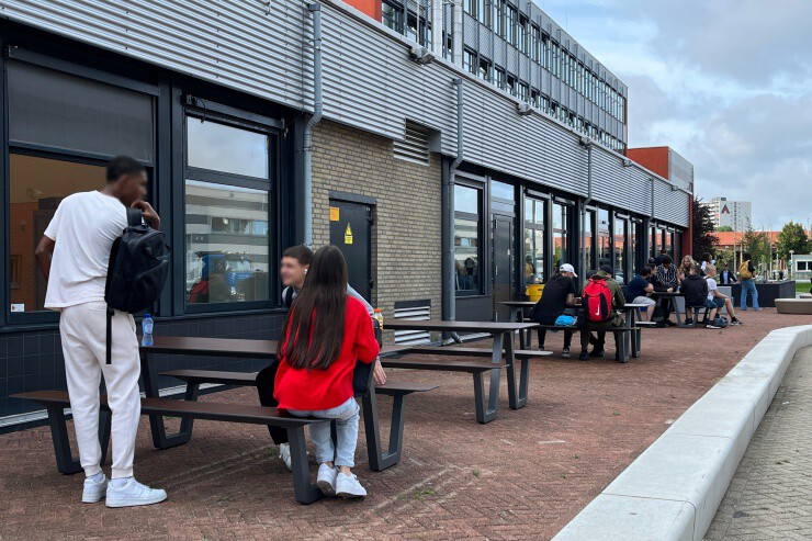 Picnic HPL picknicktafel heeft aantrekkingskracht voor scholieren Picnic HPL picknicktafel heeft aantrekkingskracht voor scholieren