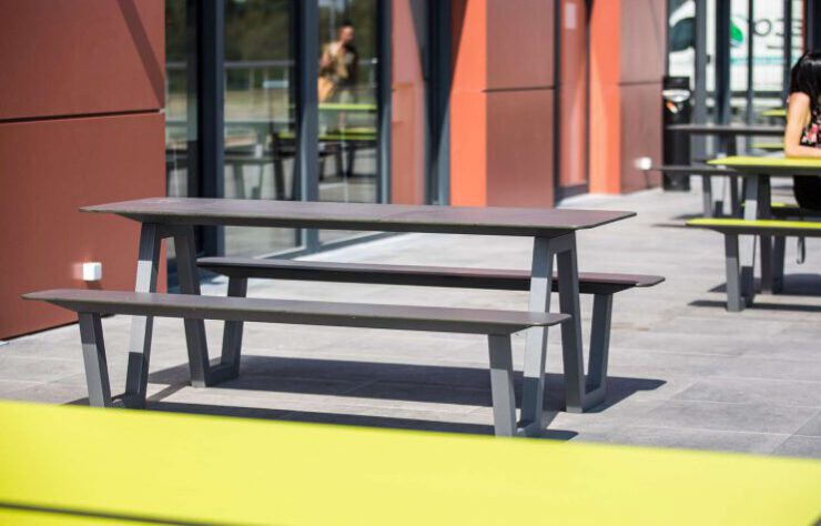 Picnic HPL picknicktafel gemaakt van HPL en gegalvaniseerd staal Picnic HPL picknicktafel gemaakt van HPL en gegalvaniseerd staal