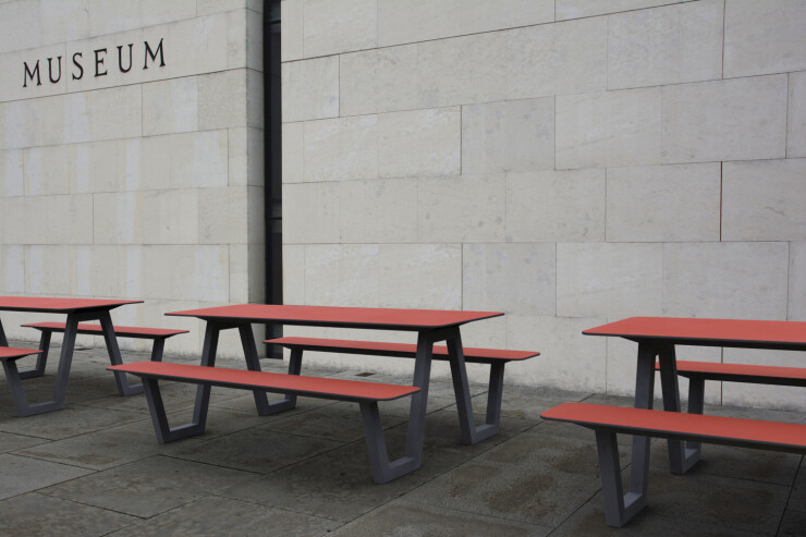 Rode Picnic HPL picknicktafels voor inrichting van de culturele samenruimte Rode Picnic HPL picknicktafels voor inrichting van de culturele samenruimte