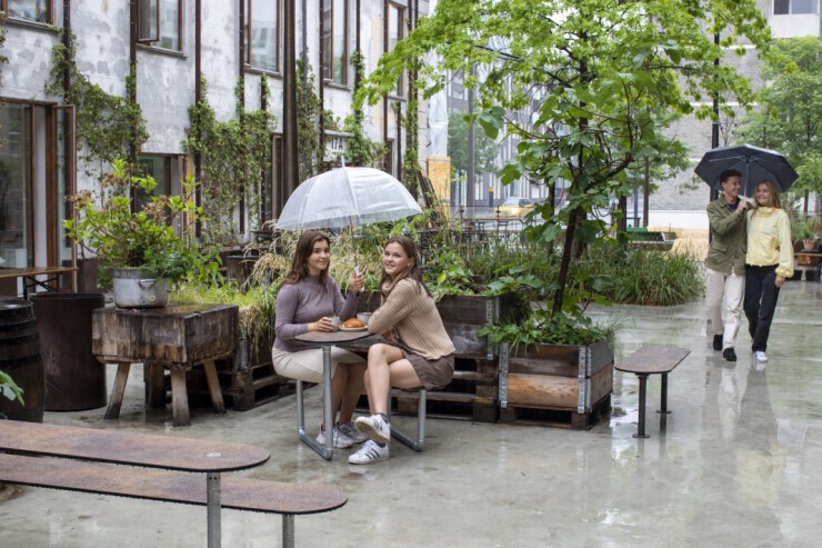 Tafel gemaakt van HPL en thermisch verzinkt staal Tafel gemaakt van HPL en thermisch verzinkt staal
