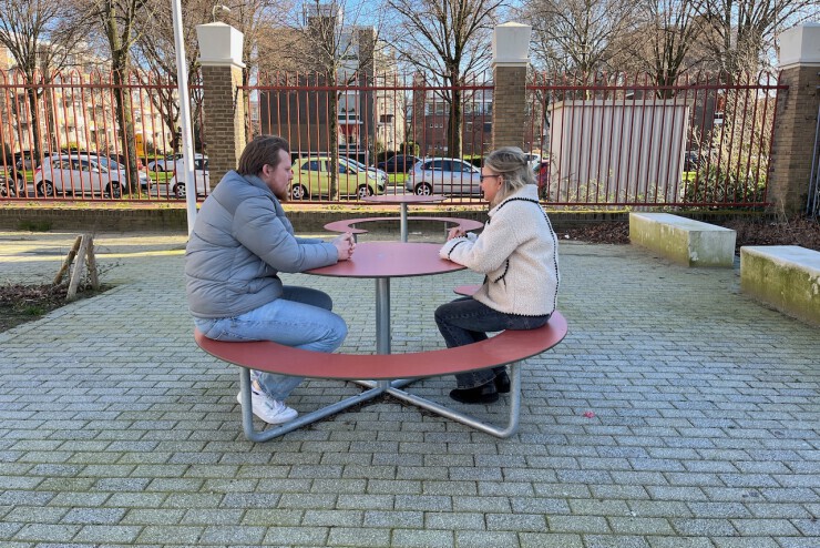 Plateau picknicktafel rond voor het ROC Mondriaan