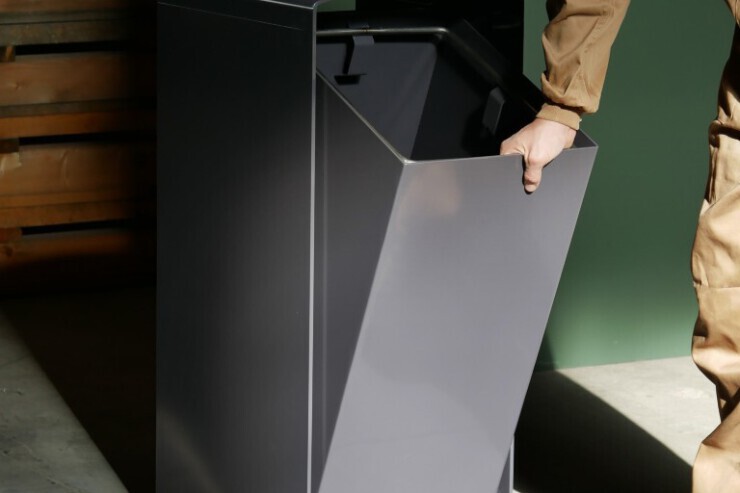 Posta afvalbak met vaste buitenbak en kantelbare binnenbak Posta afvalbak met vaste buitenbak en kantelbare binnenbak