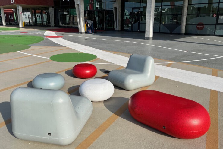 Rio zitelementen vormen een knus tafereeltje op het schoolplein Rio zitelementen vormen een knus tafereeltje op het schoolplein