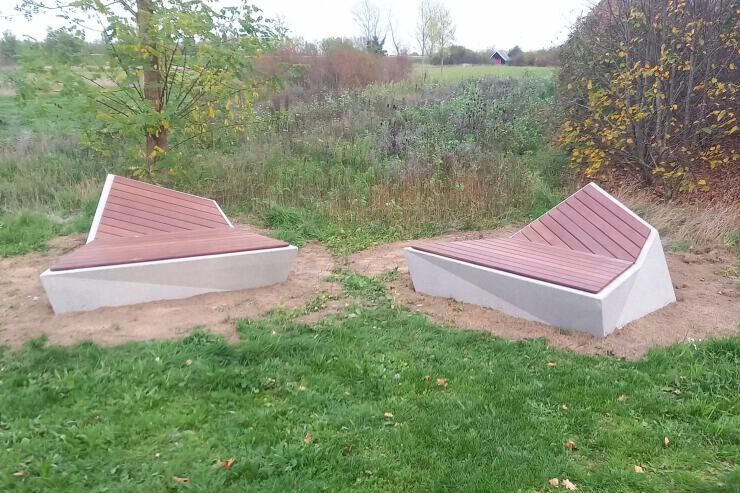 Roc zitelementen van beton en een zitting van tropisch FSC hout