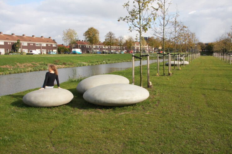 Organisch vormgegeven betonnen zitplek Rudolph