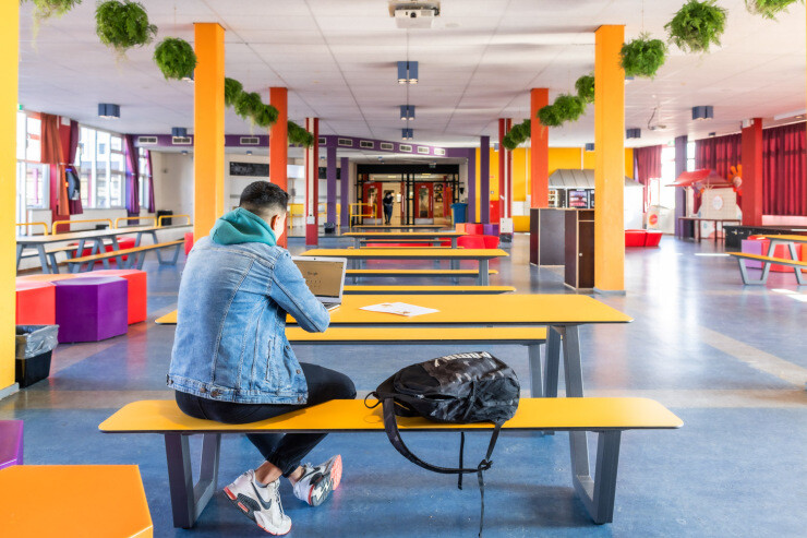 De gele Picnic HPL tafels bieden gezellige zitplekken in de kantine De gele Picnic HPL tafels bieden gezellige zitplekken in de kantine De gele Picnic HPL tafels bieden gezellige zitplekken in de kantine De gele Picnic HPL tafels bieden gezellige zitplekken in de kantine